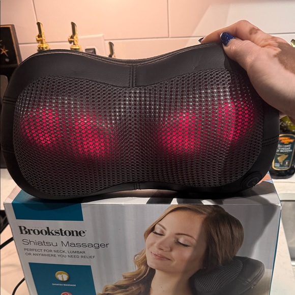 Brookstone Black and Gray Shiatsu Massager Very good condition. Only used 2x - Picture 4 of 5